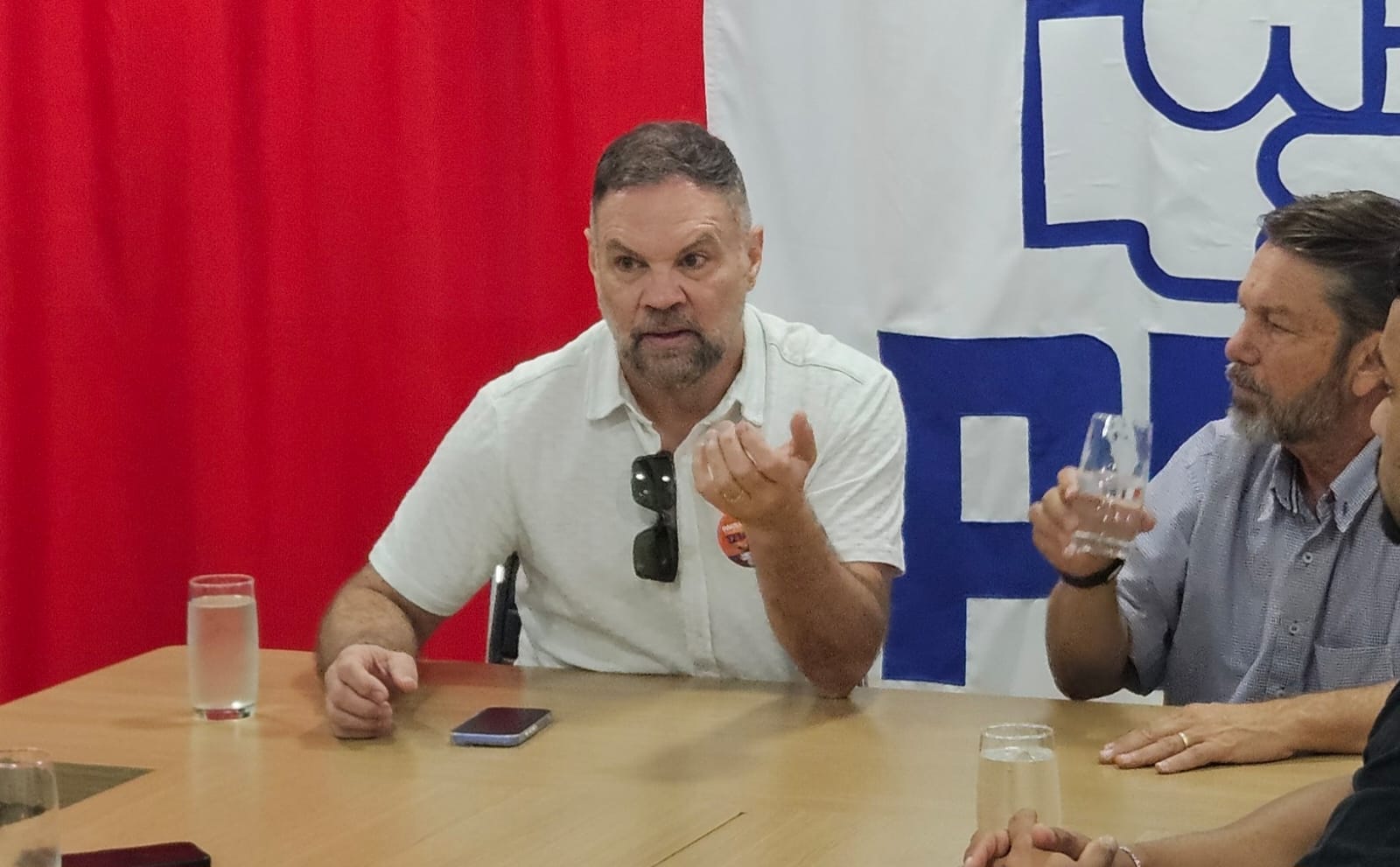 Paulo Tavares em reunião de representação do setor, gesticulando enquanto fala
